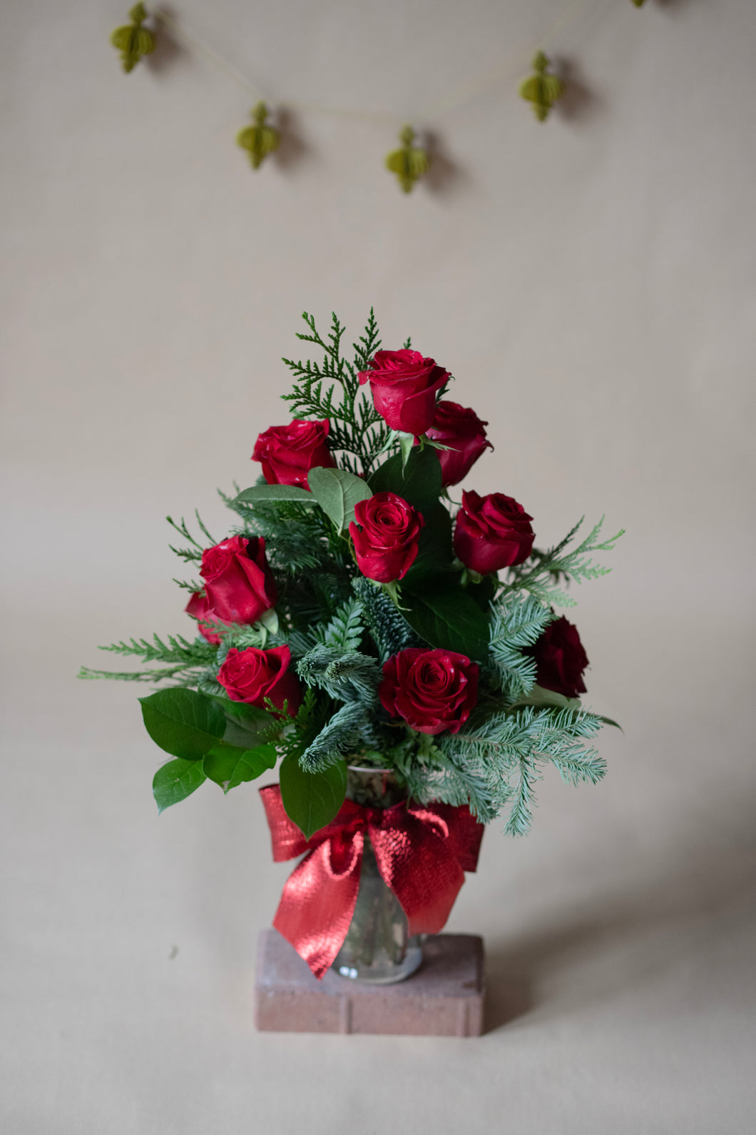 Winter green Dozen red roses